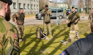 На фото: ісландські та українські військові на навчаннях з розмінування