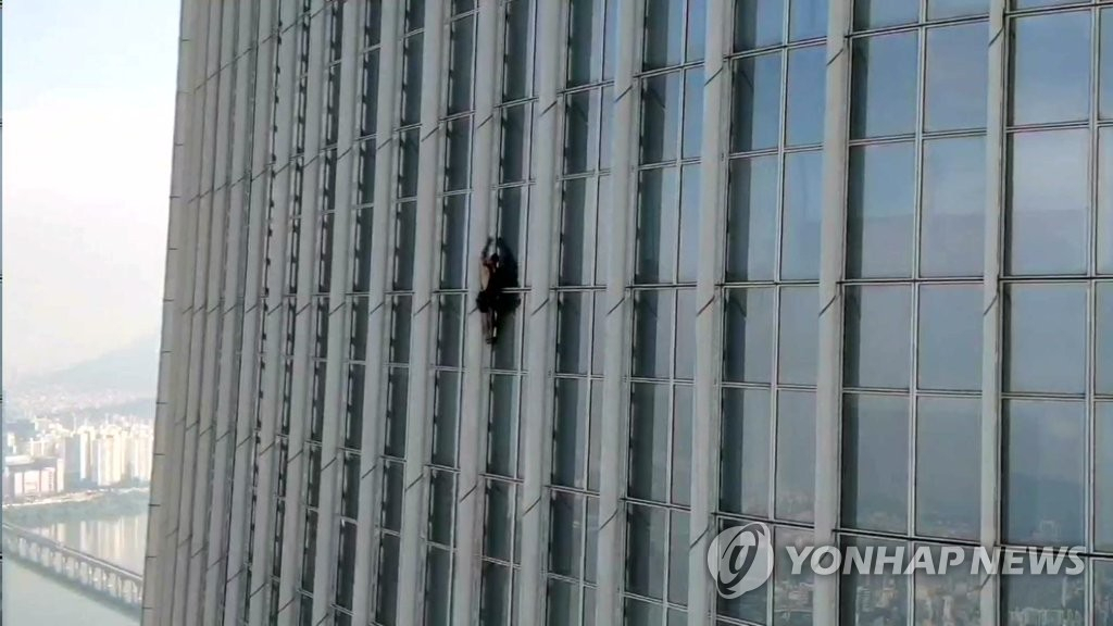 Британець голіруч піднявся по стіні на 72 поверх хмарочосу