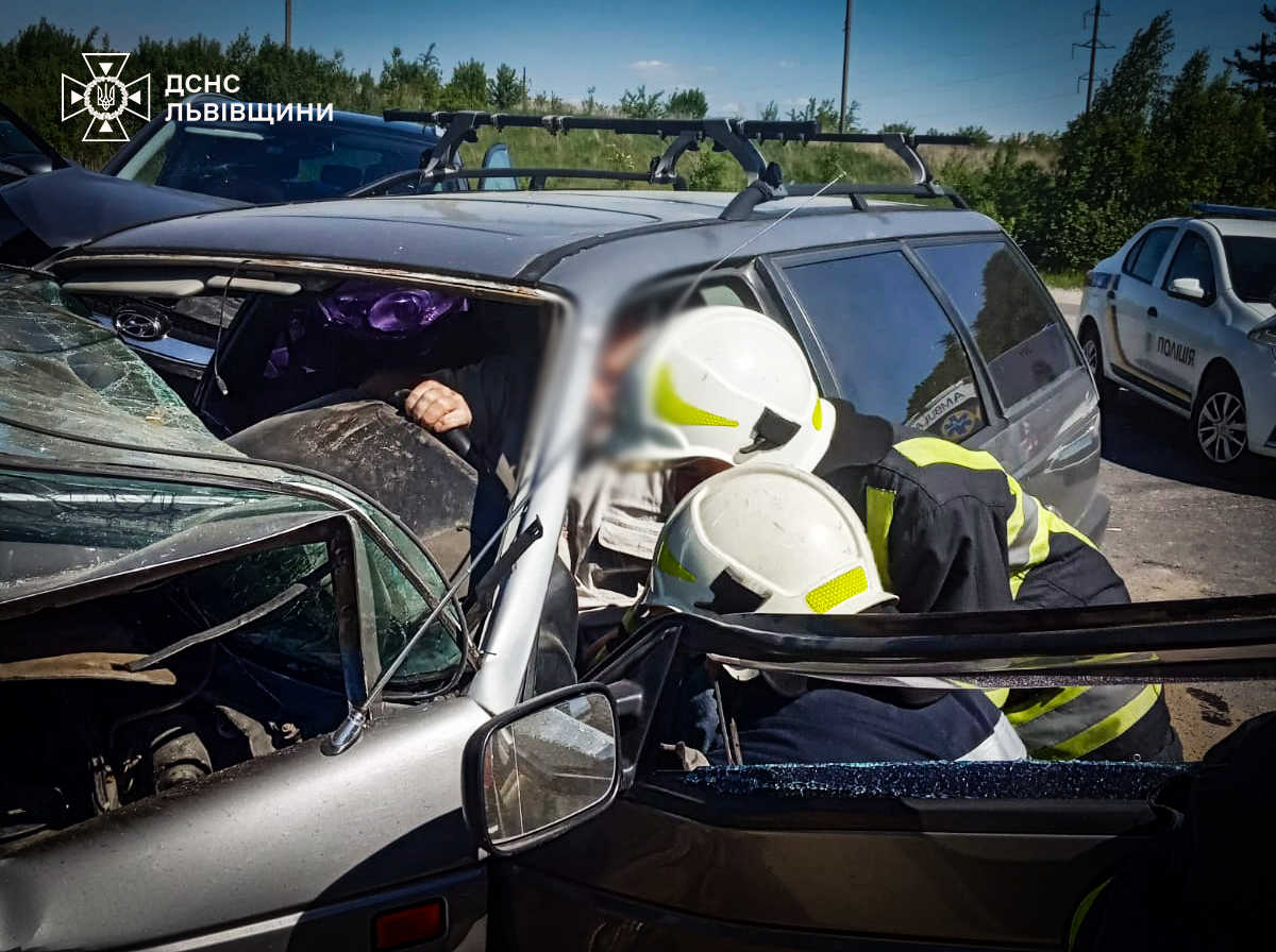 Аварія на Львівщині: із розтрощеного авто водія звільнили рятувальники