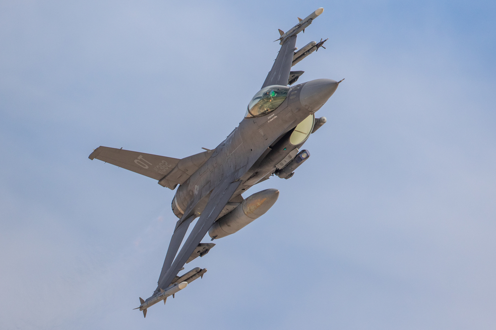 Столтенберг: остаточного рішення щодо передачі F-16 Україні ще нема