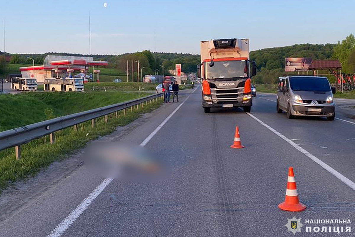 На Львівщині вантажівка вбила чоловіка: поліція встановлює особу пішохода