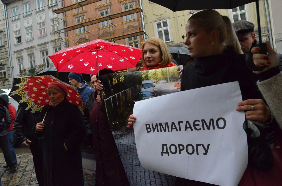 Мешканці вул. Караджича пікетували Львівську міськраду: 6 років вони живуть у будинках, до котрих не під`їхати