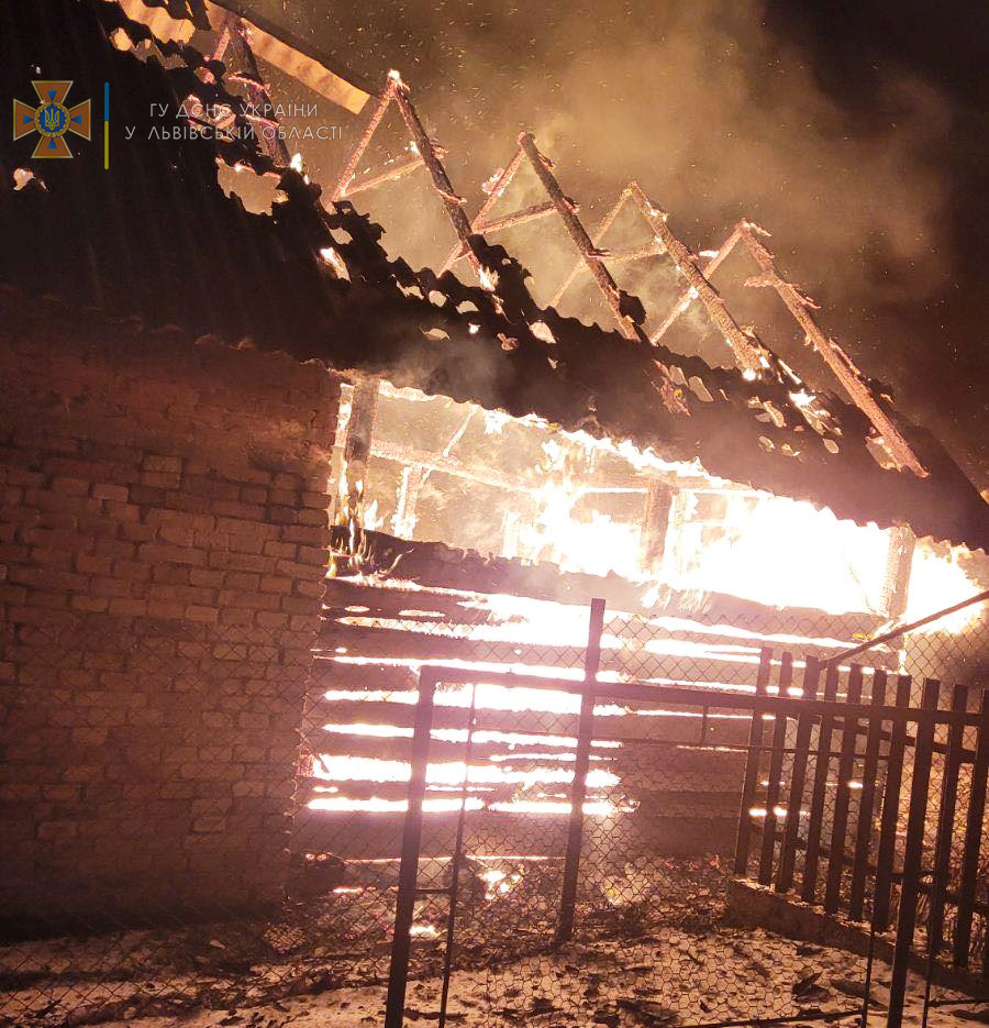 У Львівському районі вогнеборці ліквідували пожежу у господарській будівлі
