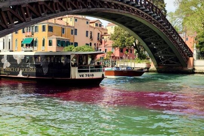 У Венеції вода у головному каналі стала червоною