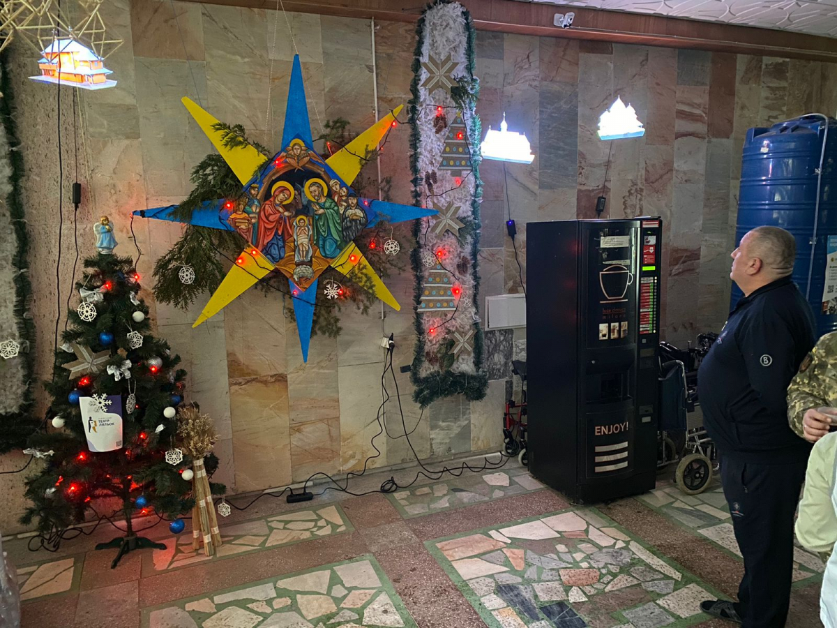 Захисникам на лікуванні показали унікальні голограми церков Дрогобиччини