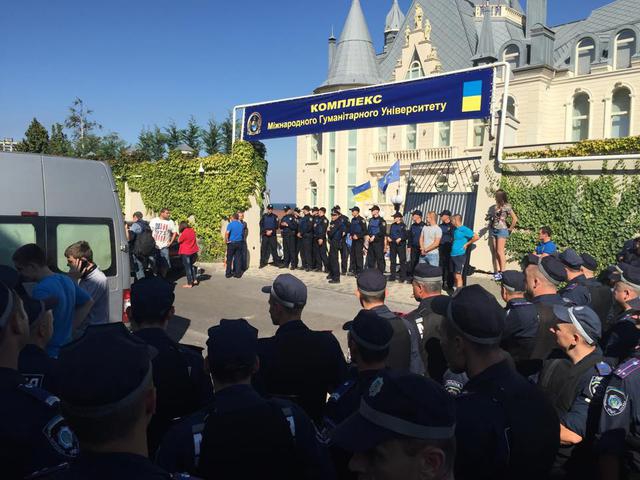 В Одесі активісти захопили резиденцію Ківалова