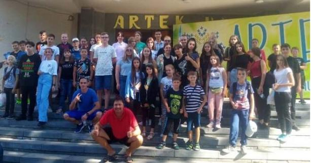 Понад 50 школярів з Львівщини поїхали на відпочинок у дитячий центр "Артек"