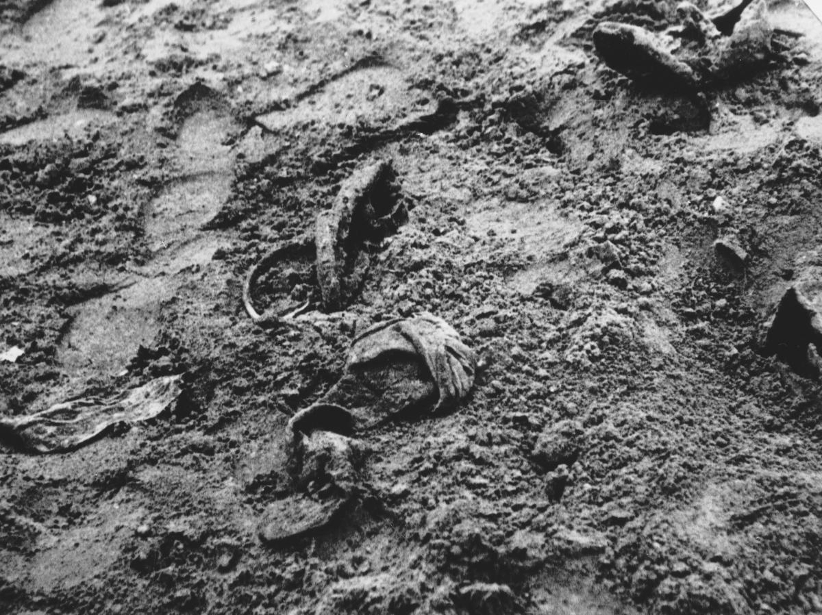 Залишки взуття та одягу розстріляних у Бабиному Яру. Київ, 1943 р.