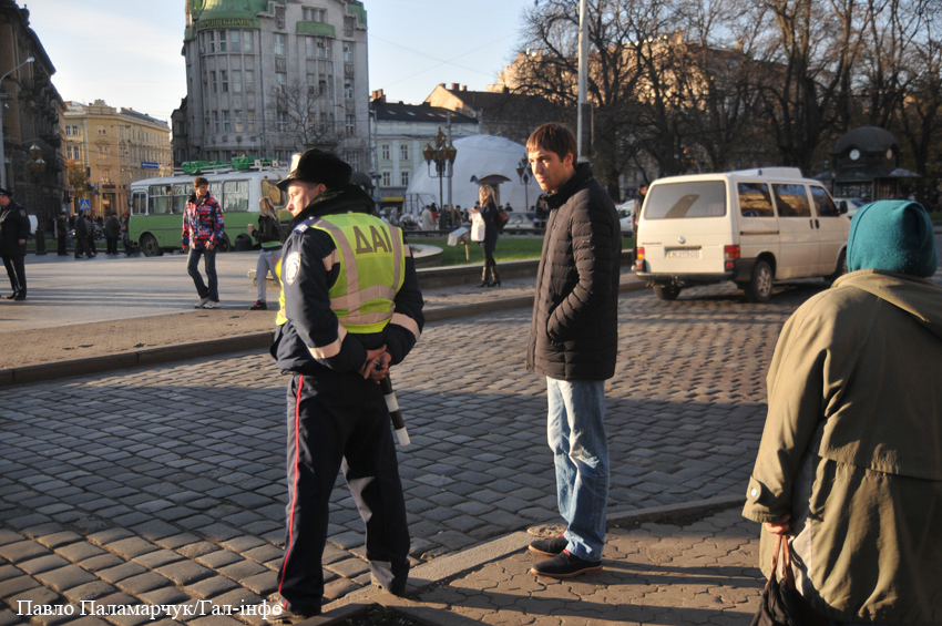 В центрі Львова нардеп посперечався з інспектором ДАІ через неправильне паркування. Фото