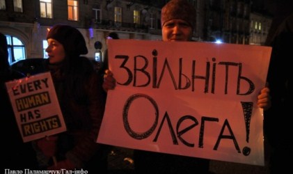 У Львові пікетували міліцію, але фотокора Олега Панаса вже етапують до Києва. Фото