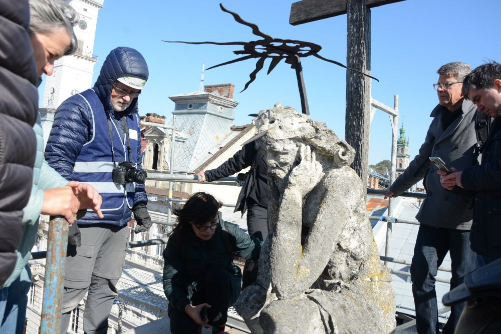 Реставратори досліджують скульптуру скорботного Христа на каплиці Боїмів
