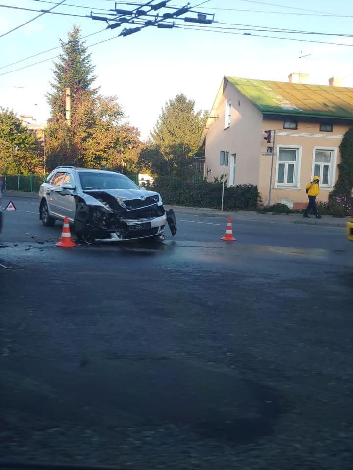 На Кульпарківській перекинулась поліцейська автівка. Фото: Facebook Ігоря Зінкевича