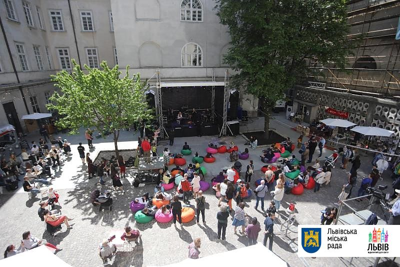 У дворику Ратуші триває XVII Міжнародний фестиваль "Флюгери Львова"