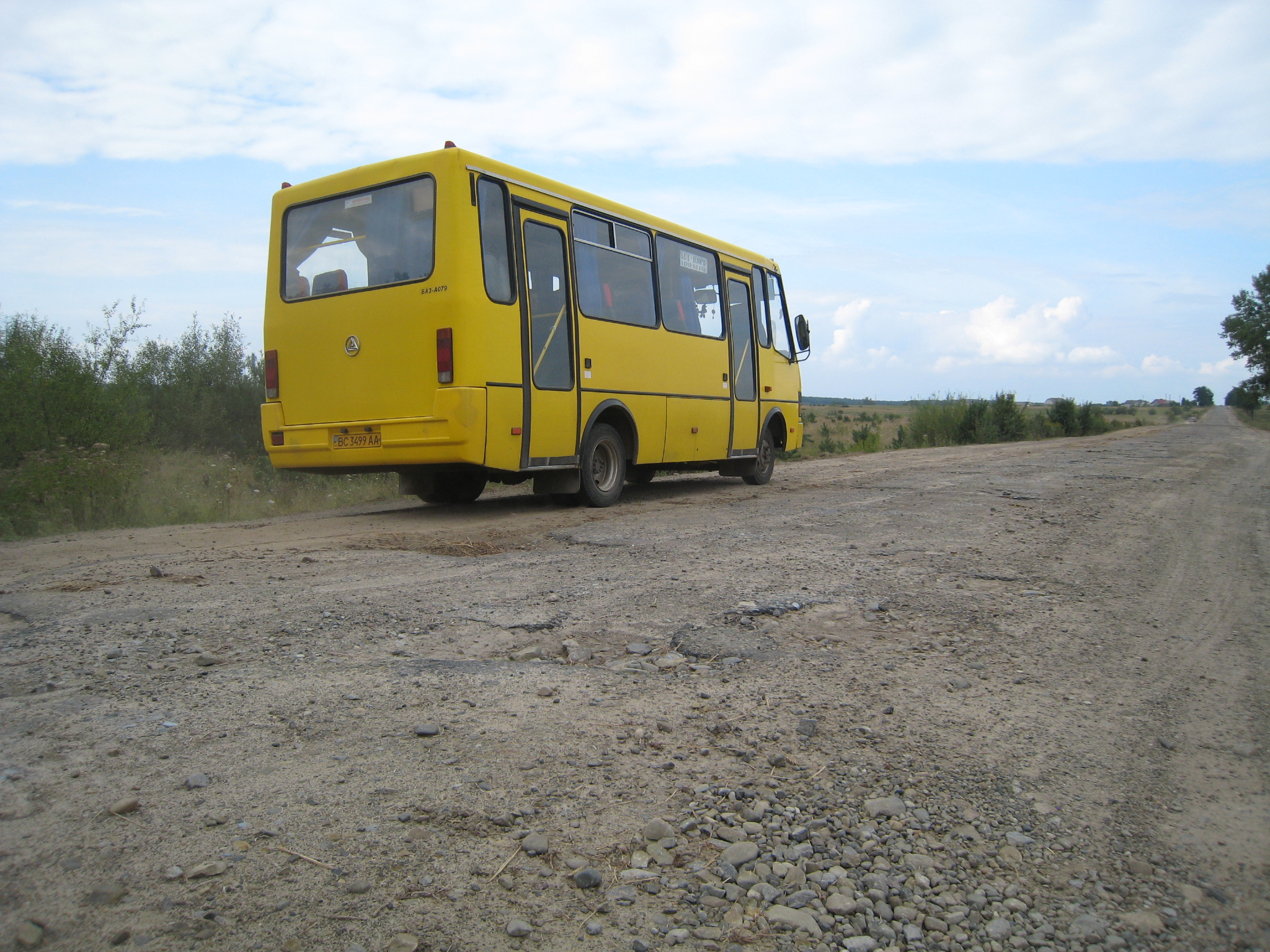 Поселок маршрутка. Сельский автобус. Автобус для сельской местности. Сеульский автобус. Микроавтобус в деревне.