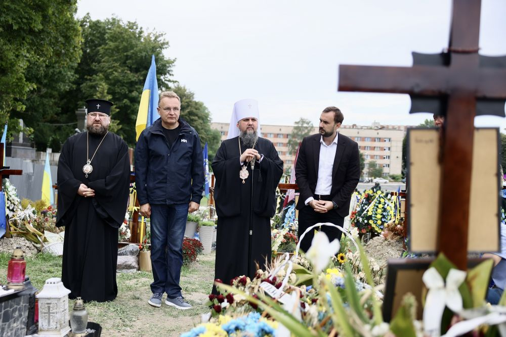 Митрополит Епіфаній у Львові молитвою та покладанням квітів вшанував пам’ять Героїв