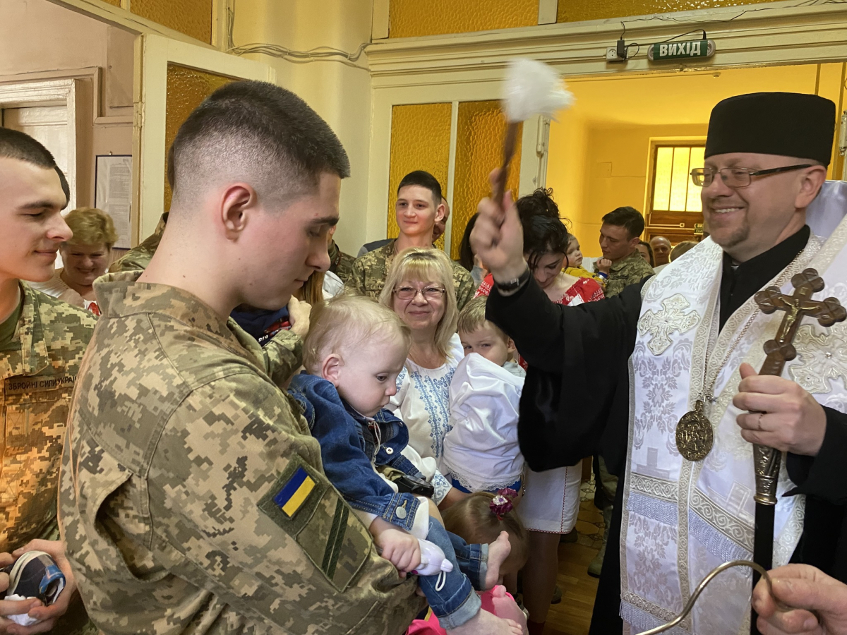 У Львові курсанти стали хрещеними для 16 дітей-сиріт з Луганщини