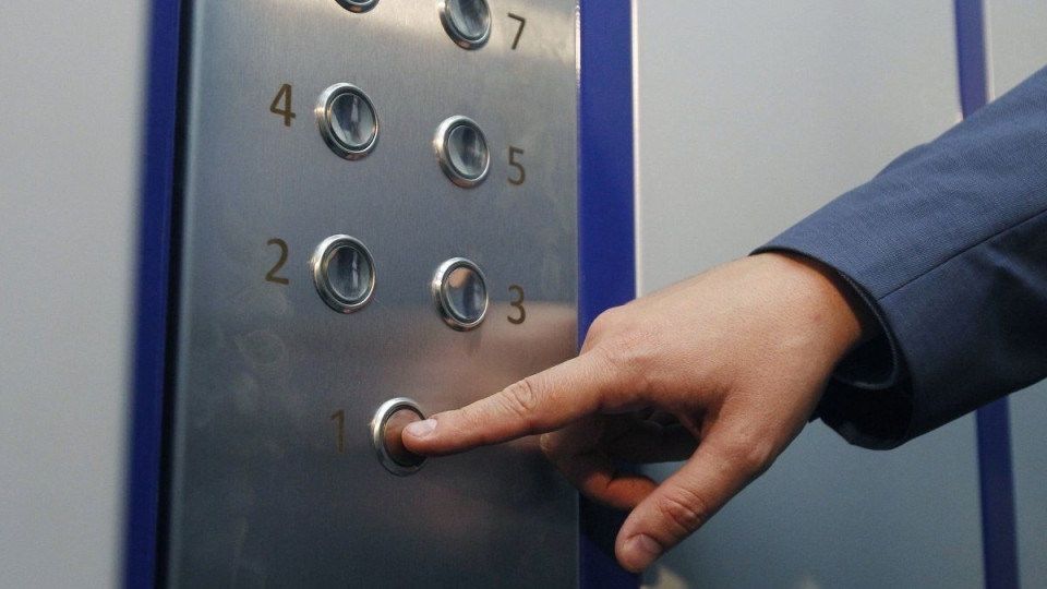 У Львові понад 20 людей застрягли у ліфтах через аварійні відключення світла