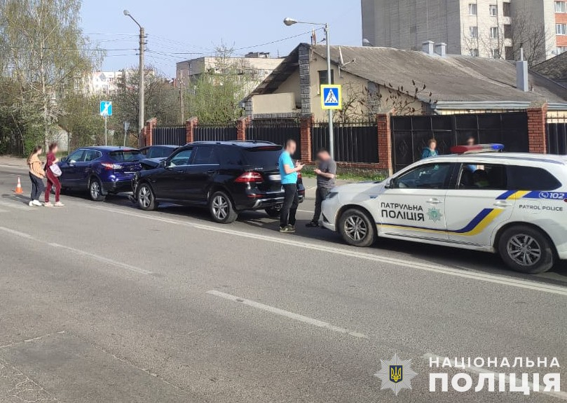 У Львові зіткнулись два автомобілі: один за інерцією збив велосипедиста