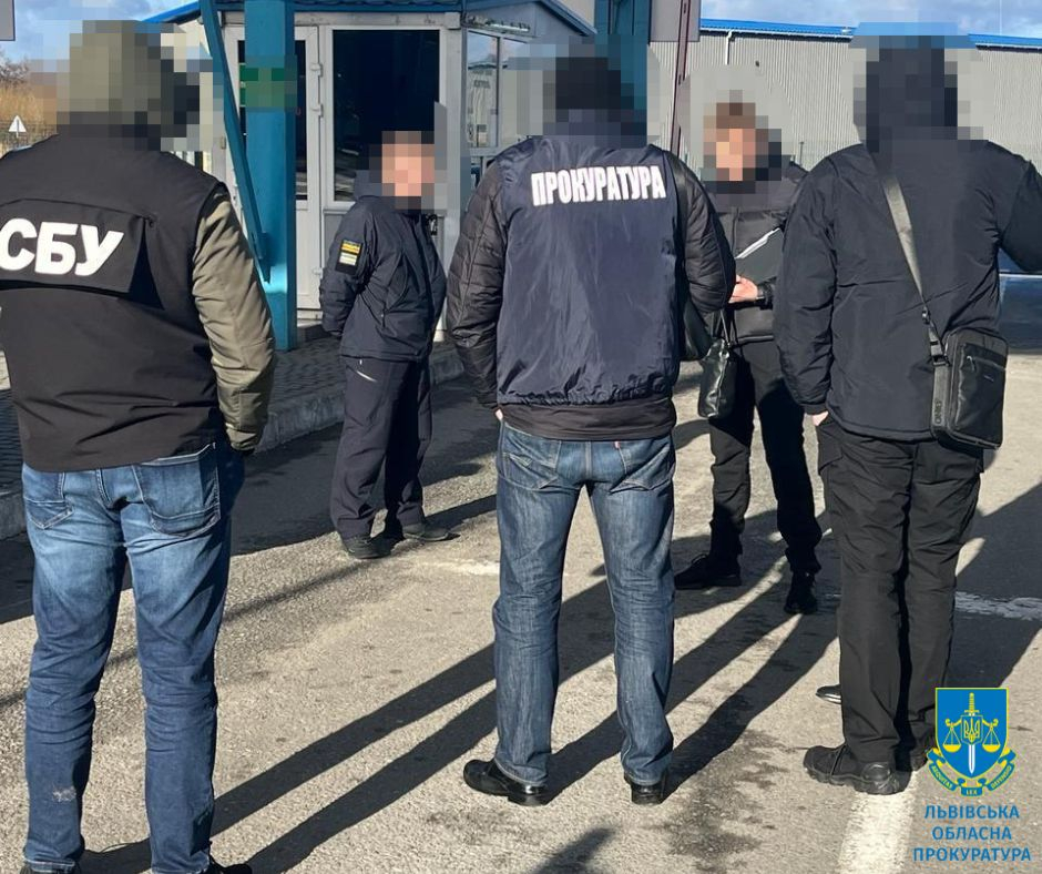 Інспектора Львівської митниці затримали на хабарі