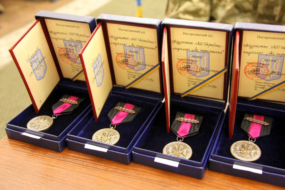 Військовослужбовців ЗСУ нагородили медалями "За поранення"