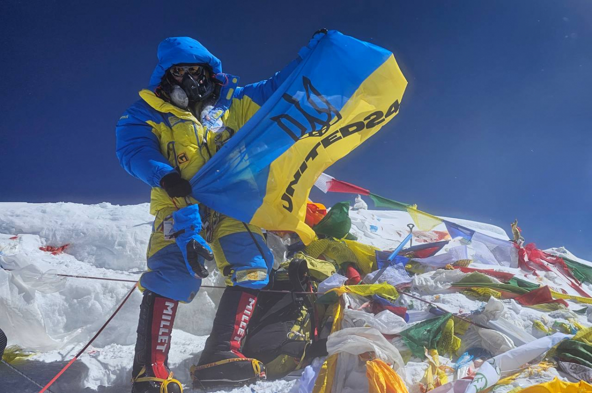 Чемпіон України з альпінізму підкорив Еверест з українським стягом