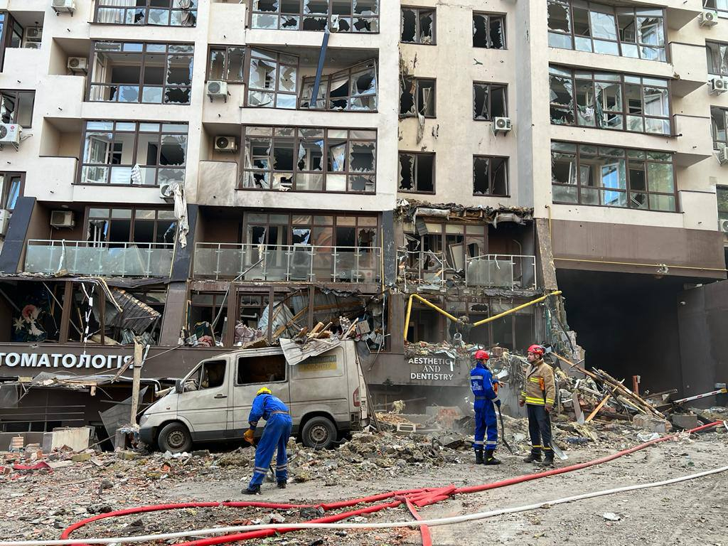 рашисти обстріляли Київ: загорівся девʼятиповерховий будинок, є постраждалі та загиблий (ОНОВЛЕНО)