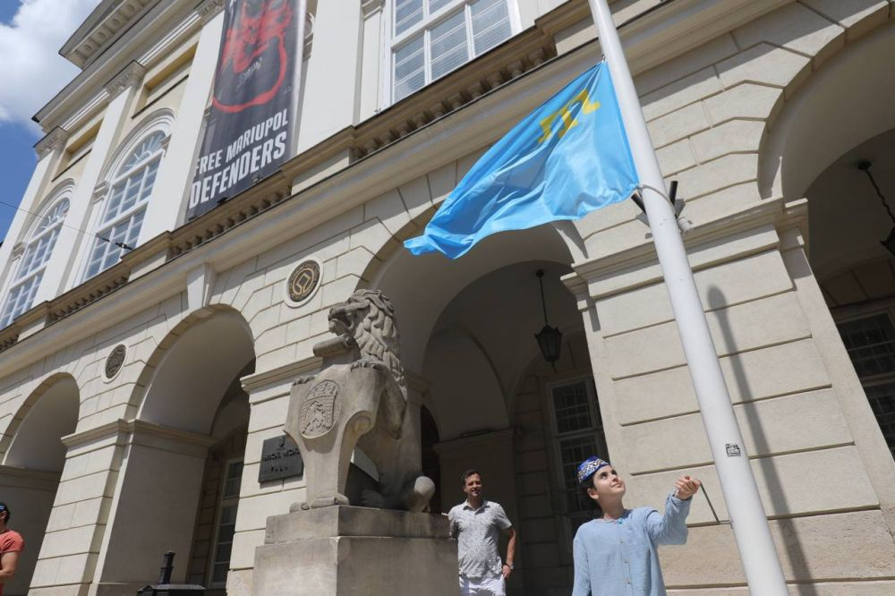 Сьогодні у Львові біля міської Ратуші підняли прапор кримських татар