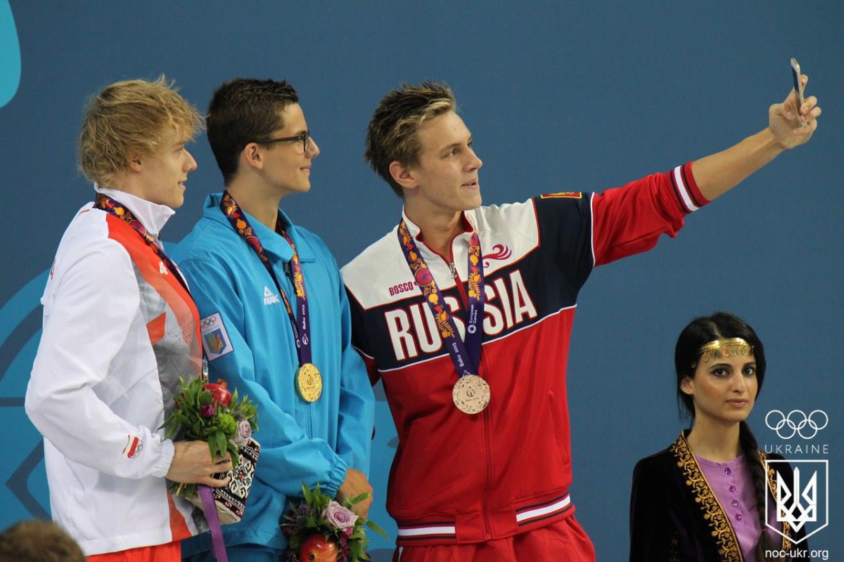 Російський плавець зробив селфі на фоні українського чемпіона