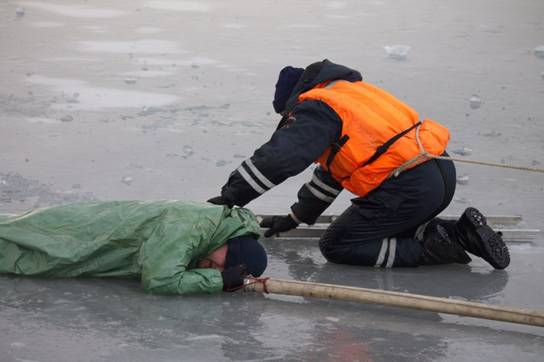 На Київщині поліцейські врятували рибалку, котрий провалився під лід