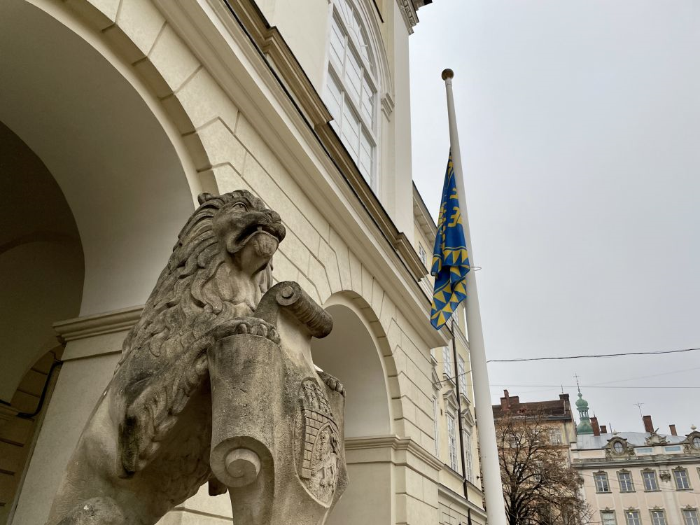 У Львові приспустили прапор міста у день поховання Мирослава Симчича