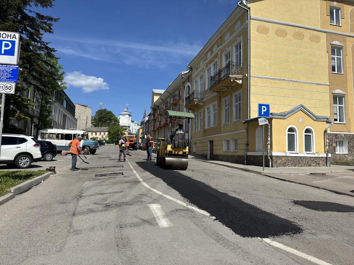 У Дрогобичі триває поточний ремонт доріг