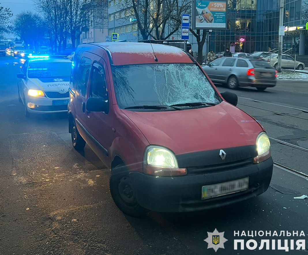 У Львові на вулиці Шевченка автівка збила чоловіка, він у реанімації