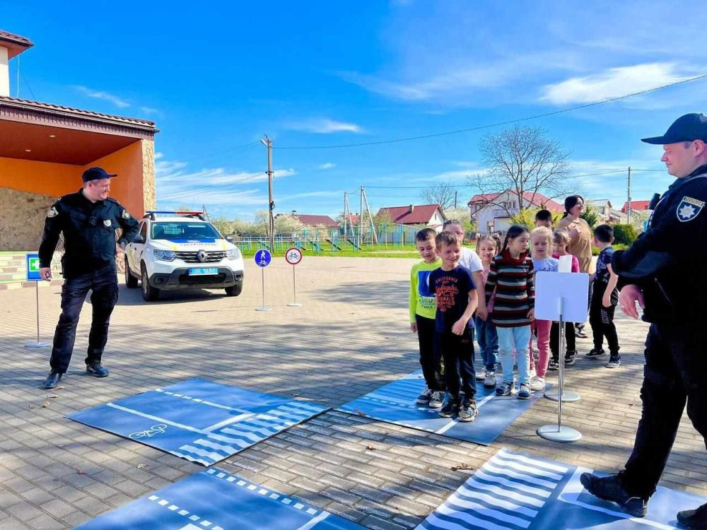 Офіцери Львівської громади навчають школярів правил дорожнього руху