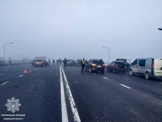 На Скнилівському мосту трапилось 3 ДТП: зіткнулось близько 27 автомобілів