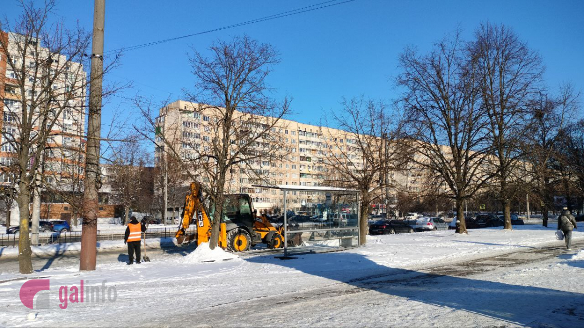 У Львові продовжує працювати снігоприбиральна техніка
