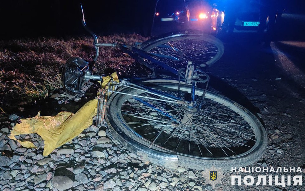 На Львівщині вантажівка збила велосипедиста: водій двоколісного помер у лікарні