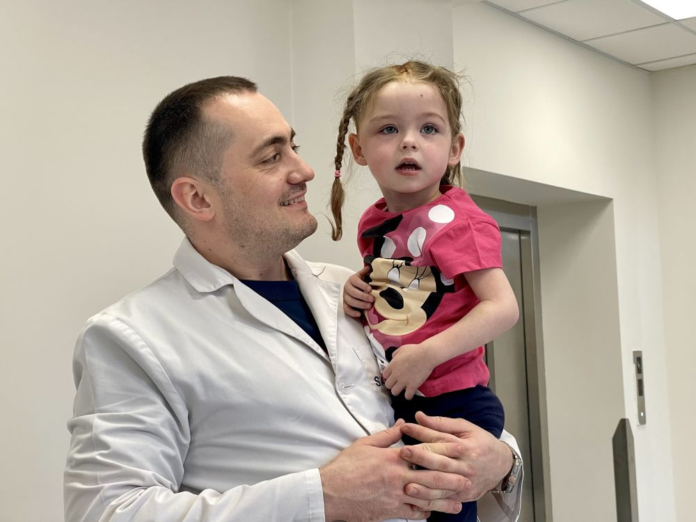 Львівські нейрохірурги врятували дитині з Ірландії, у якої були важкі судоми