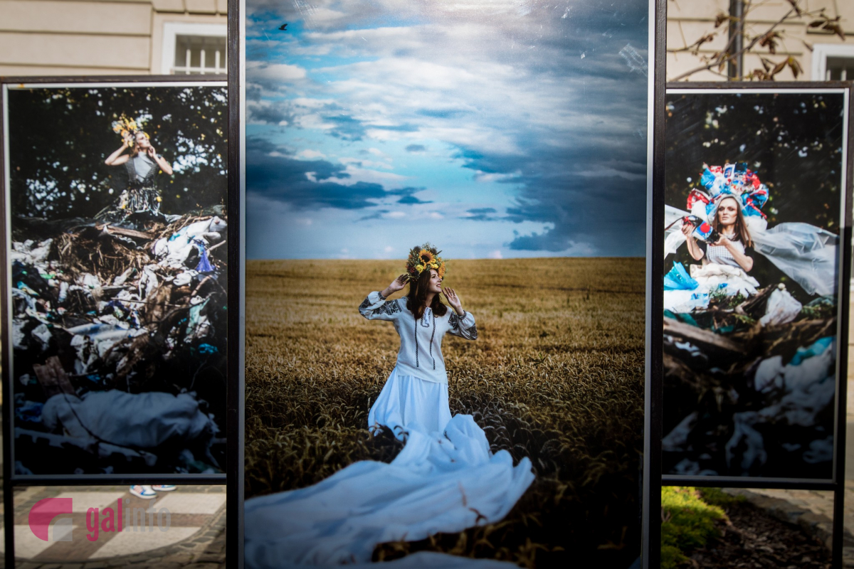 На площі Ринок відкрили фотовиставку соціального мистецького проєкту «TRASH без меж». Фото Олена Ляхович