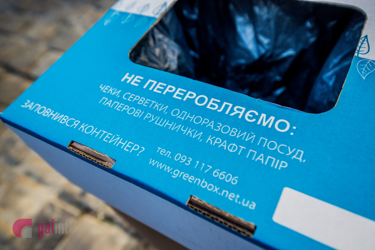 На площі Ринок відкрили фотовиставку соціального мистецького проєкту «TRASH без меж». Фото Олена Ляхович