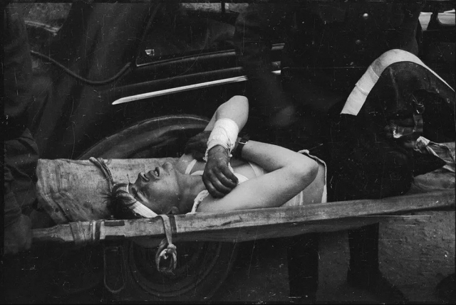 Евакуація пораненого. Берлін, Німеччина. Квітень-травень 1945 Фото: novayagazeta.ru