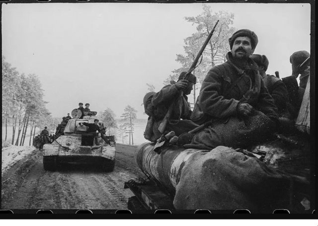 Танки на Житомирському шосе. Україна, 1943 Фото: novayagazeta.ru