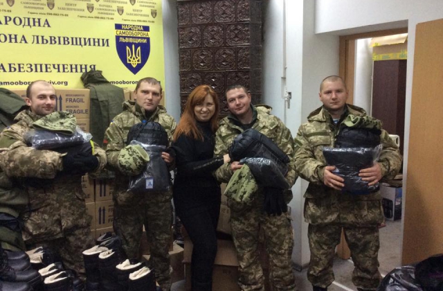 Військові у центрі забезпечення отримують необхідні речі. Фото з ФБ Ірини Яремко.