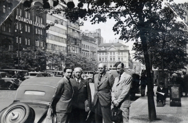 третій зліва - Ріхард (Ріко) Ярий. четвертий Олег Ольжич (фото публікується вперше. Архів СБУ)