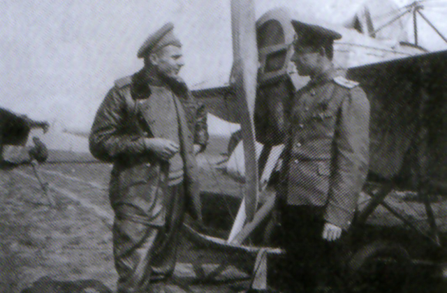 Василь Янченко (ліворуч) – один з перших командирів української авіації
