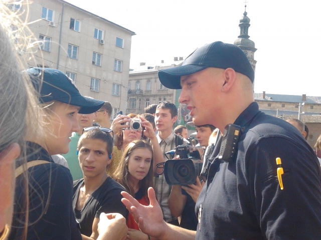 Поліція розпитує свідків