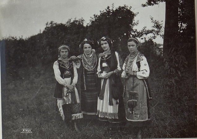 Калуш, дівчата в українському святковому вбранні. Джерело: Локальна Історія.