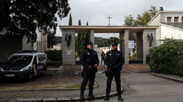 Поліція охороняє вхід до кладовища. Фото - REUTERS
