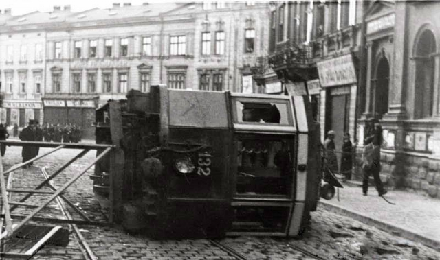 Перекинутий трамвай на площі Марійській (пл. Міцкевича). Фото 16-17 квітня 1936 року.