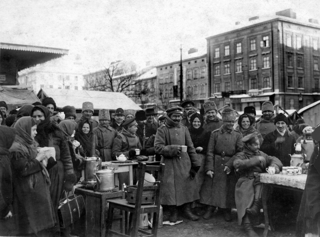Російські військові та місцеве населення на Краківській торговиці. Фото 1915 року