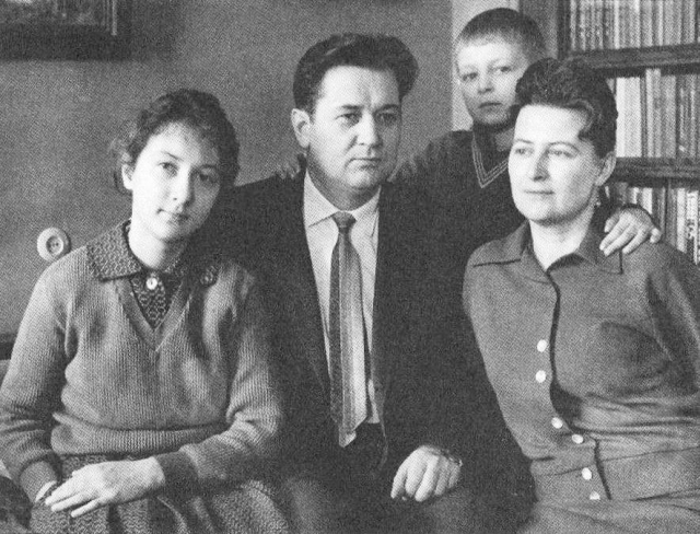 Олесь Гончар із сім’єю. Джерело: www.dnipro.libr.dp.ua